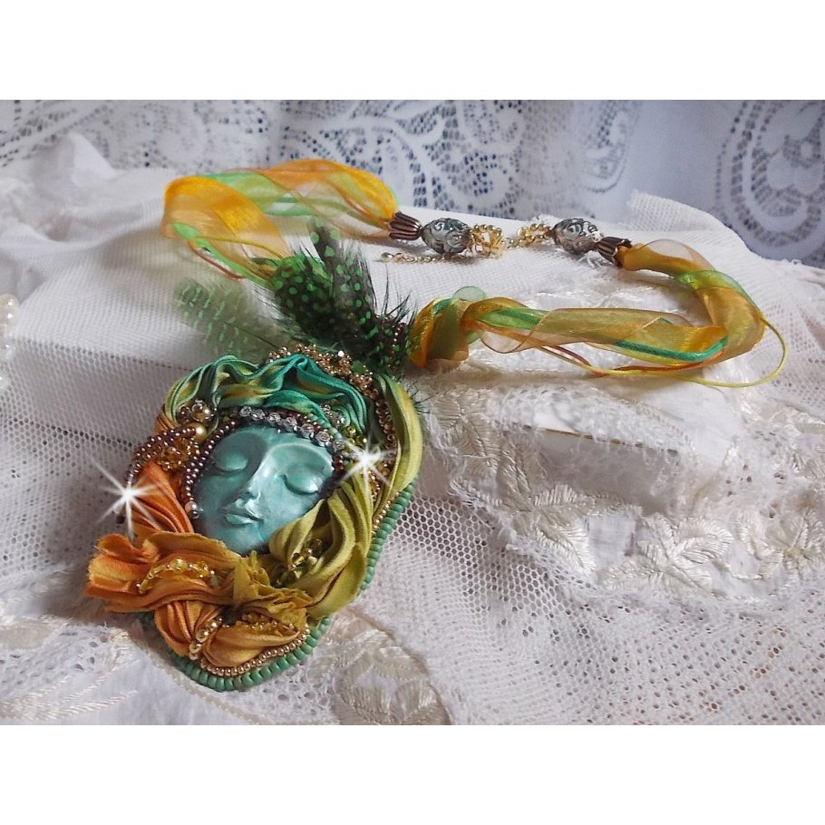 Collier pendentif Lune Vénitienne brodé avec un très beau ruban de soie, des cristaux de Swarovski et d'autres perles de qualité 