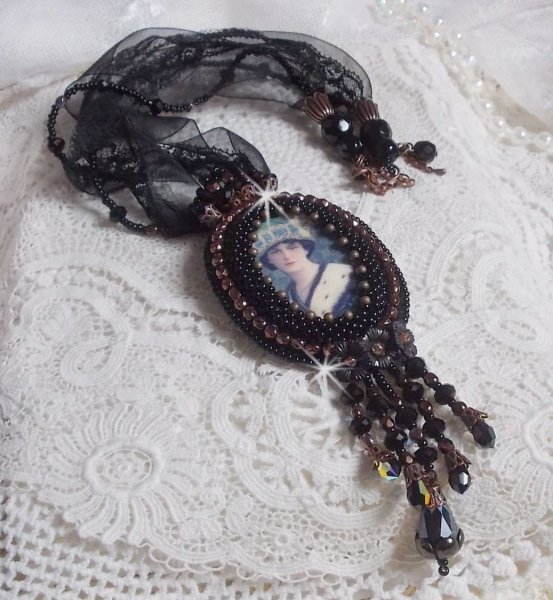 Midnight Daisy hanger ketting met zwarte parels en Swarovski kristallen