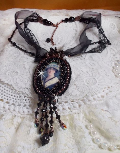 Midnight Daisy hanger ketting met zwarte parels en Swarovski kristallen