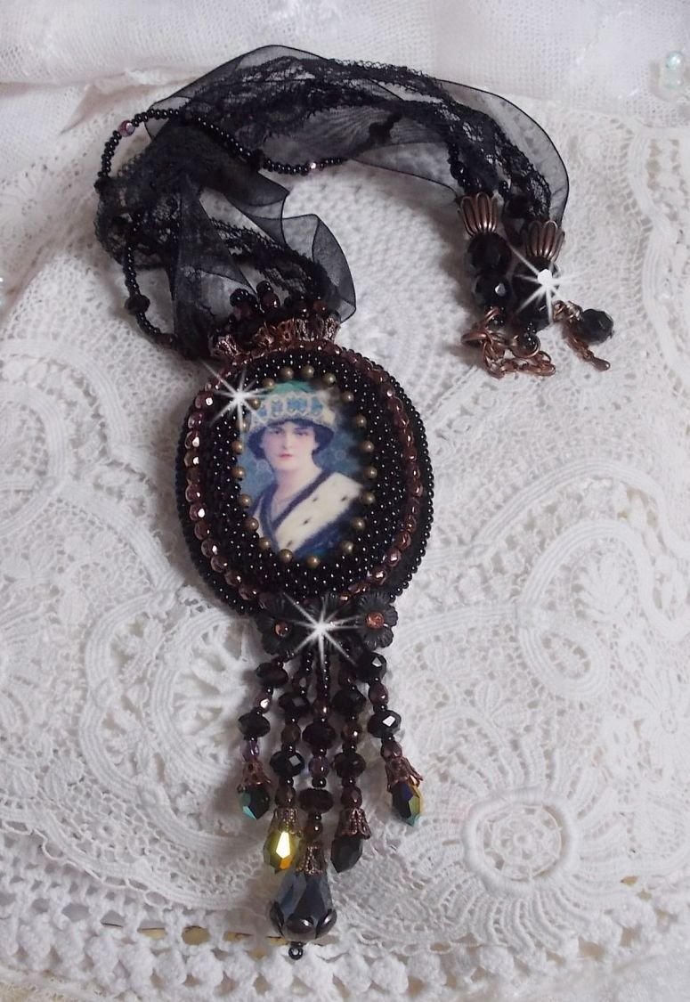 Midnight Daisy hanger ketting met zwarte parels en Swarovski kristallen