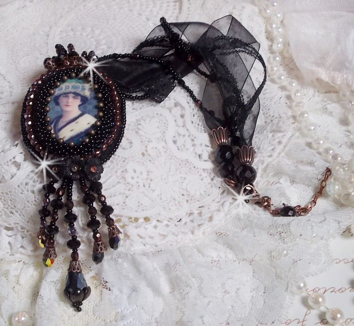 Midnight Daisy hanger ketting met zwarte parels en Swarovski kristallen