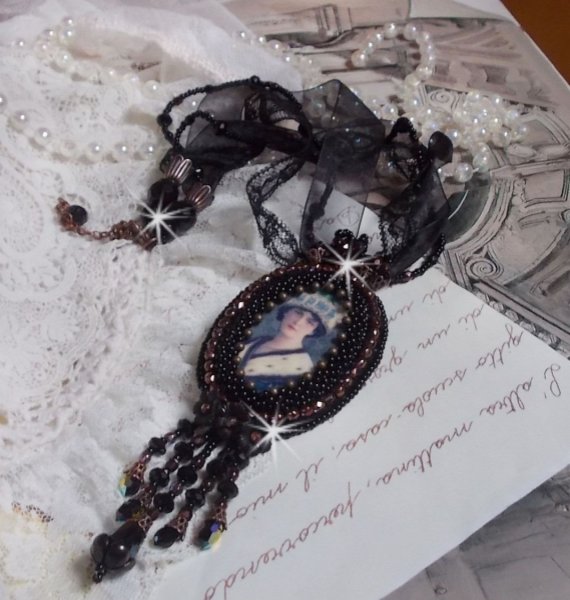 Midnight Daisy hanger ketting met zwarte parels en Swarovski kristallen