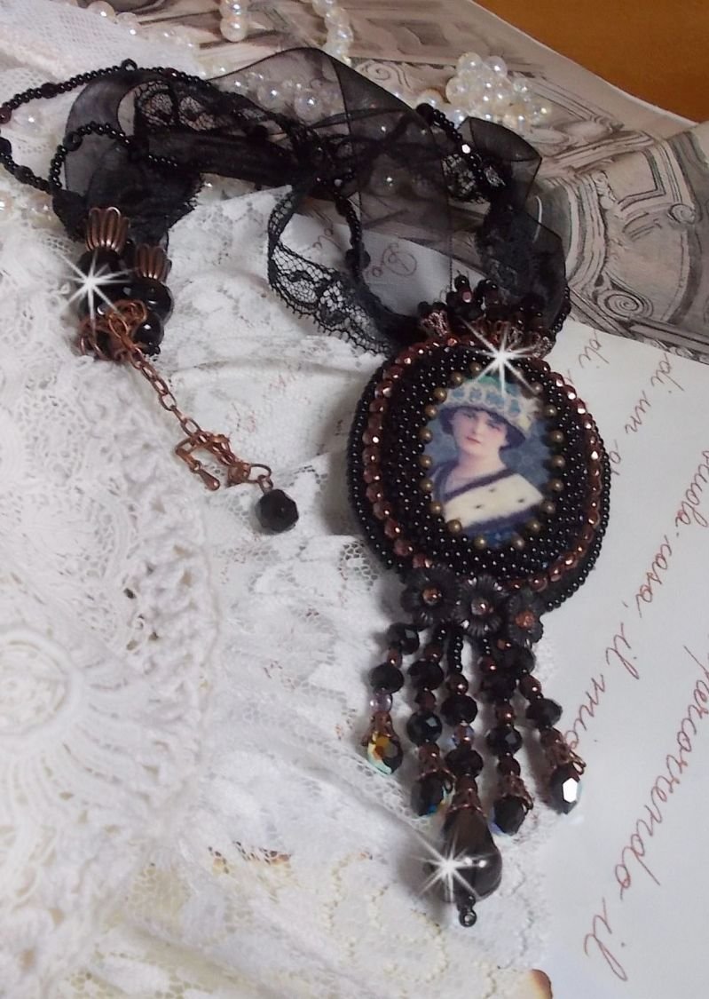 Midnight Daisy hanger ketting met zwarte parels en Swarovski kristallen