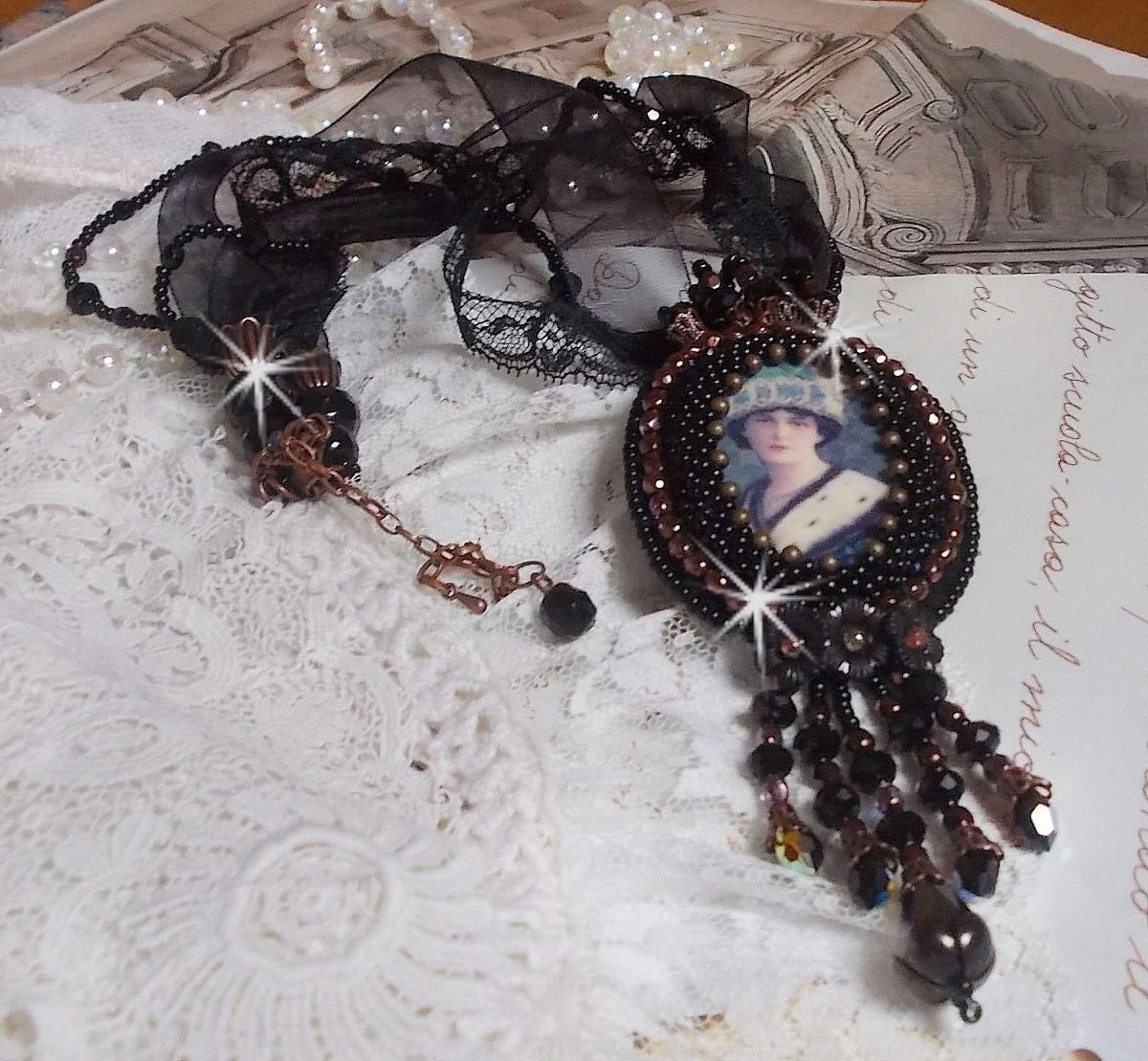 Midnight Daisy hanger ketting met zwarte parels en Swarovski kristallen