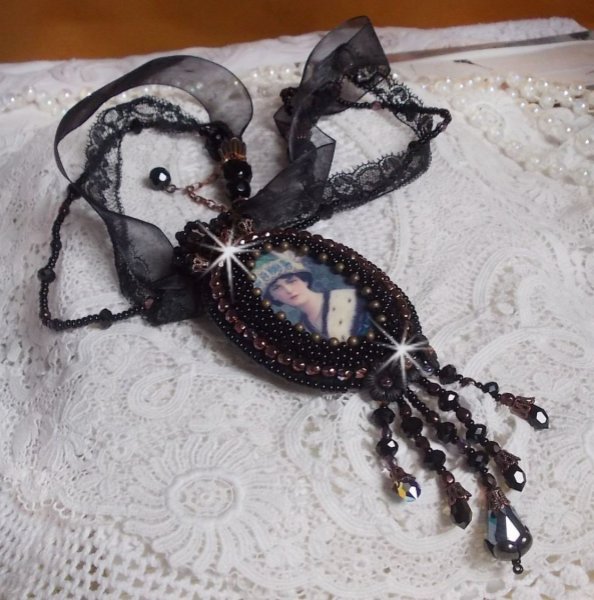 Midnight Daisy hanger ketting met zwarte parels en Swarovski kristallen