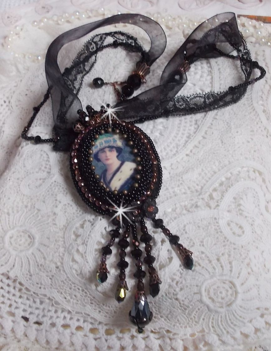 Midnight Daisy hanger ketting met zwarte parels en Swarovski kristallen