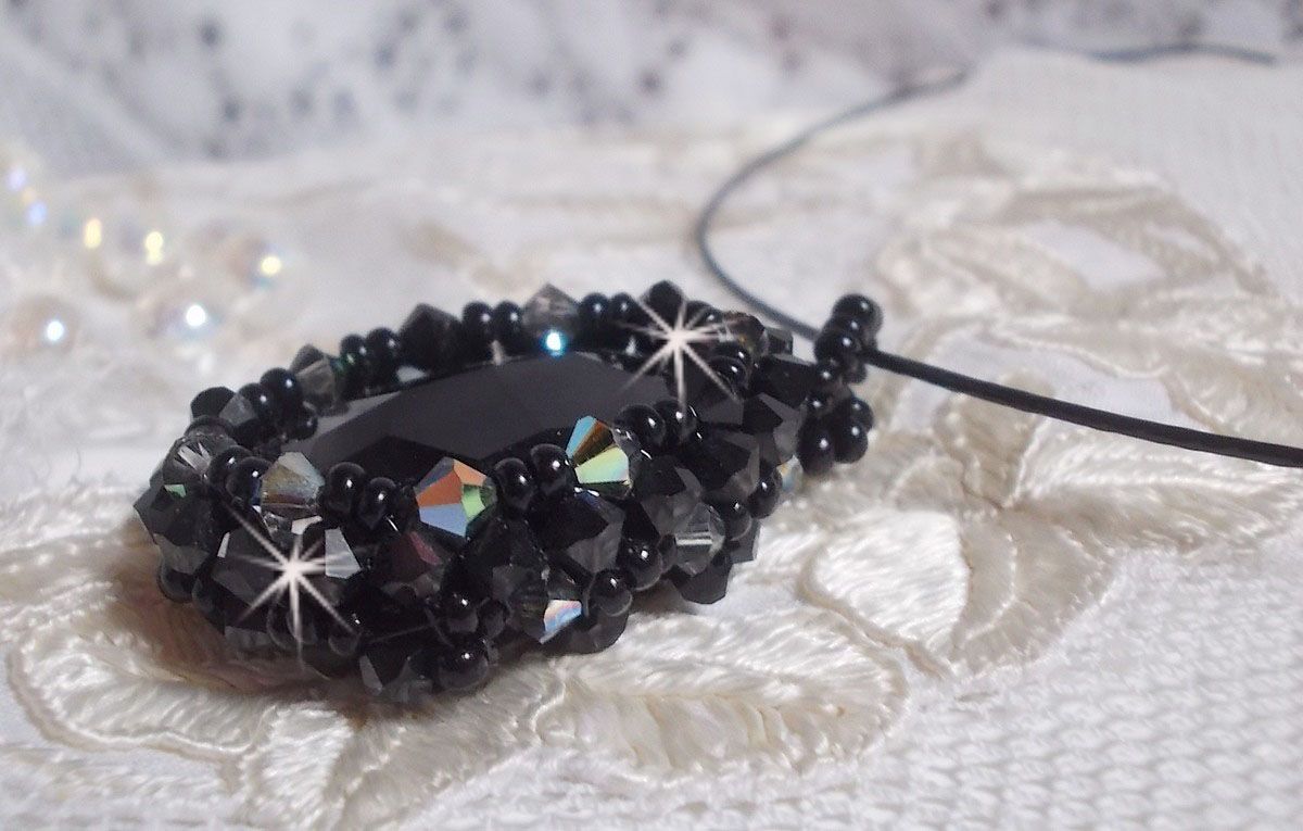 Mirano hanger ketting met Swarovski kristallen en zwarte rocailles