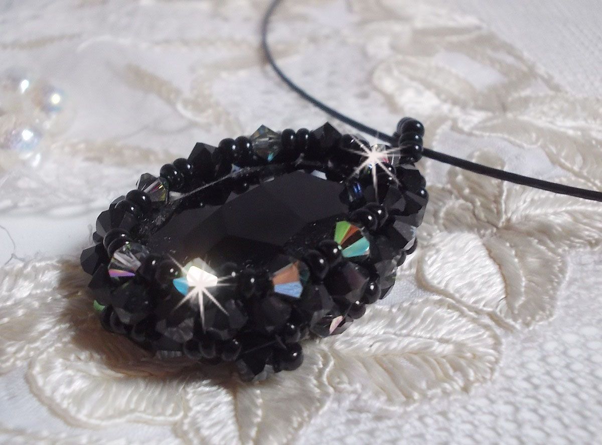 Mirano hanger ketting met Swarovski kristallen en zwarte rocailles
