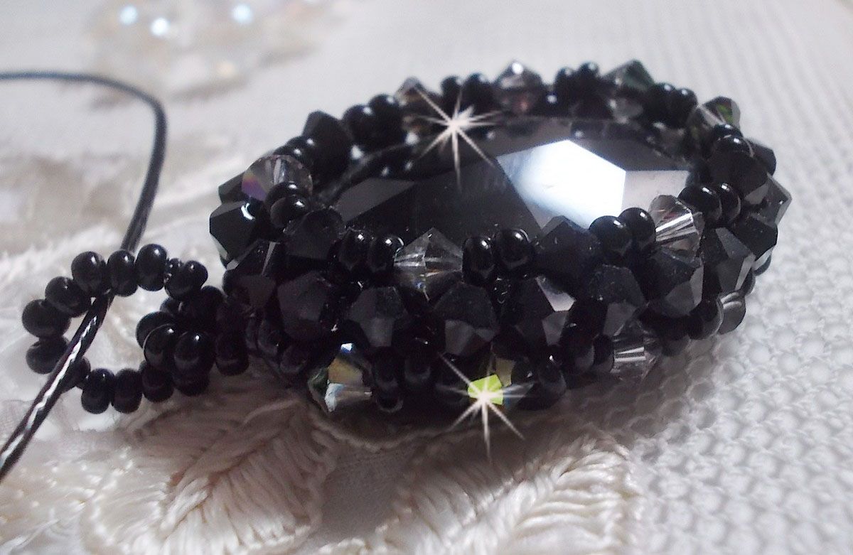 Mirano hanger ketting met Swarovski kristallen en zwarte rocailles