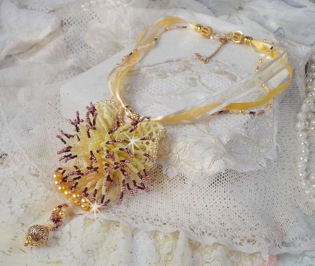 La Petite Robe Jaune hanger ketting met rocailles, Swarovski kralen en andere.
