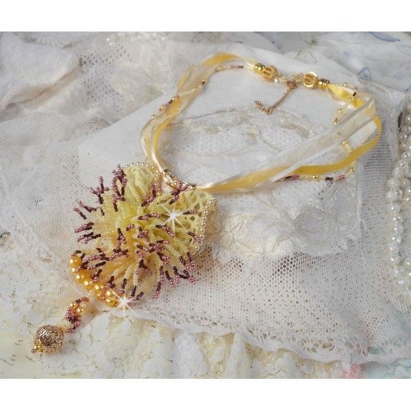 La Petite Robe Jaune hanger ketting met rocailles, Swarovski kralen en andere.