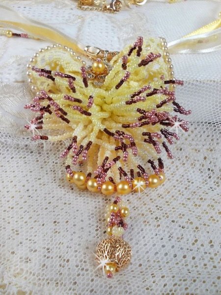 La Petite Robe Jaune hanger ketting met rocailles, Swarovski kralen en andere.