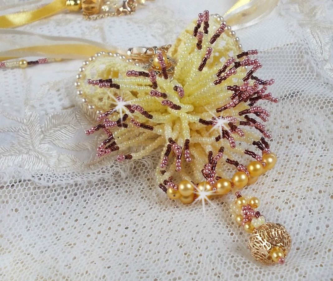 La Petite Robe Jaune hanger ketting met rocailles, Swarovski kralen en andere.