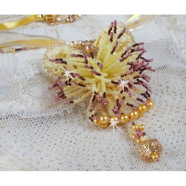 La Petite Robe Jaune hanger ketting met rocailles, Swarovski kralen en andere.