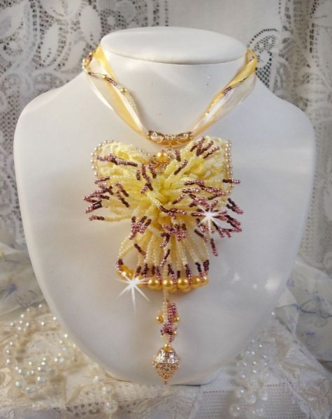 La Petite Robe Jaune hanger ketting met rocailles, Swarovski kralen en andere.
