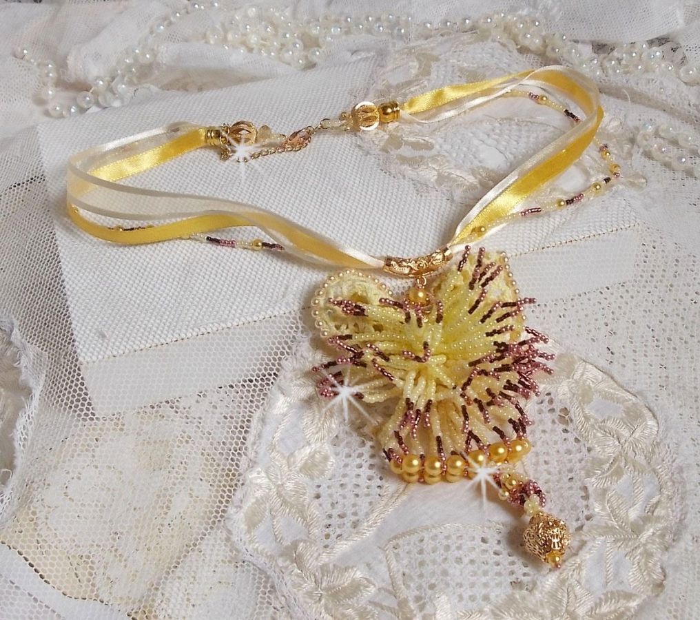 La Petite Robe Jaune hanger ketting met rocailles, Swarovski kralen en andere.