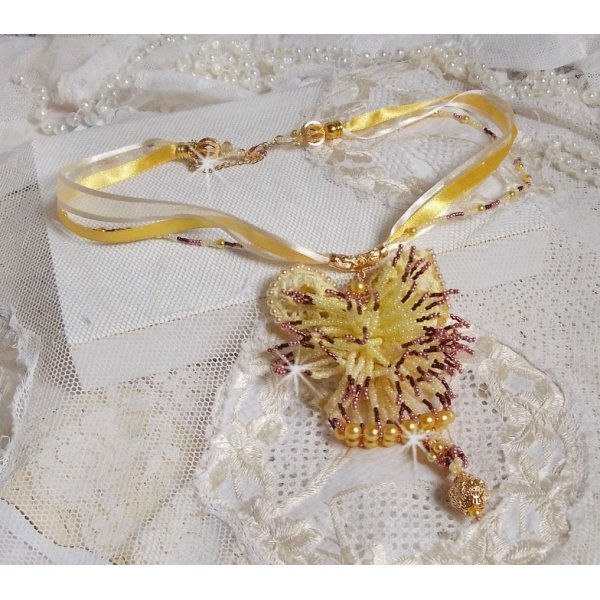 La Petite Robe Jaune hanger ketting met rocailles, Swarovski kralen en andere.
