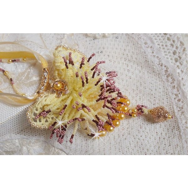 La Petite Robe Jaune hanger ketting met rocailles, Swarovski kralen en andere.