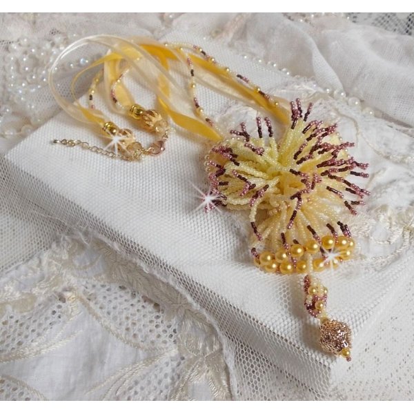 La Petite Robe Jaune hanger ketting met rocailles, Swarovski kralen en andere.