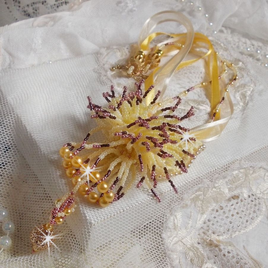 La Petite Robe Jaune hanger ketting met rocailles, Swarovski kralen en andere.