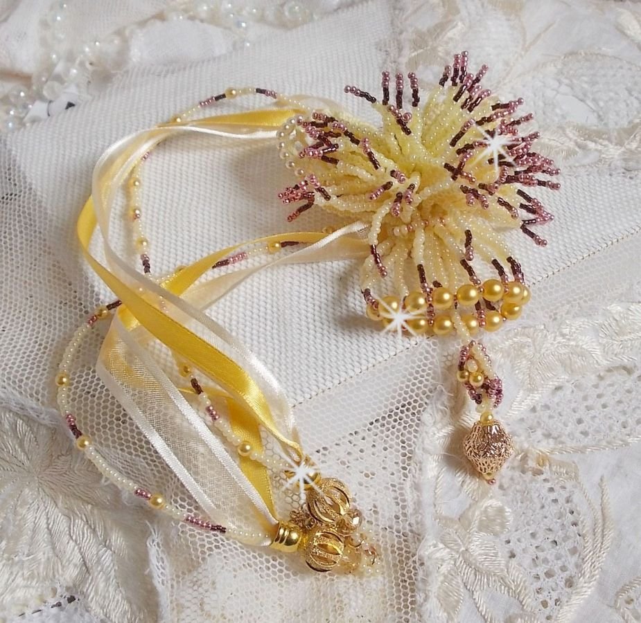 La Petite Robe Jaune hanger ketting met rocailles, Swarovski kralen en andere.
