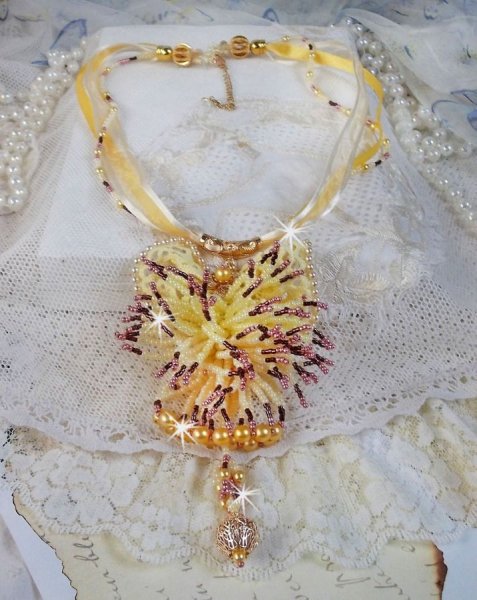 La Petite Robe Jaune hanger ketting met rocailles, Swarovski kralen en andere.