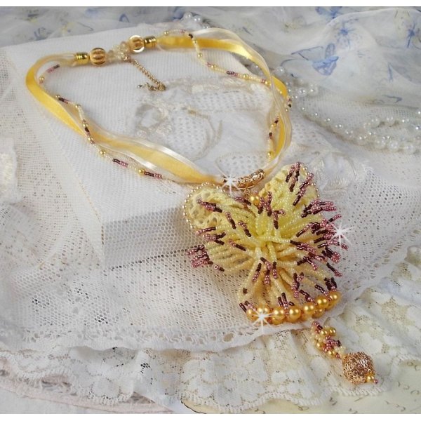 La Petite Robe Jaune hanger ketting met rocailles, Swarovski kralen en andere.