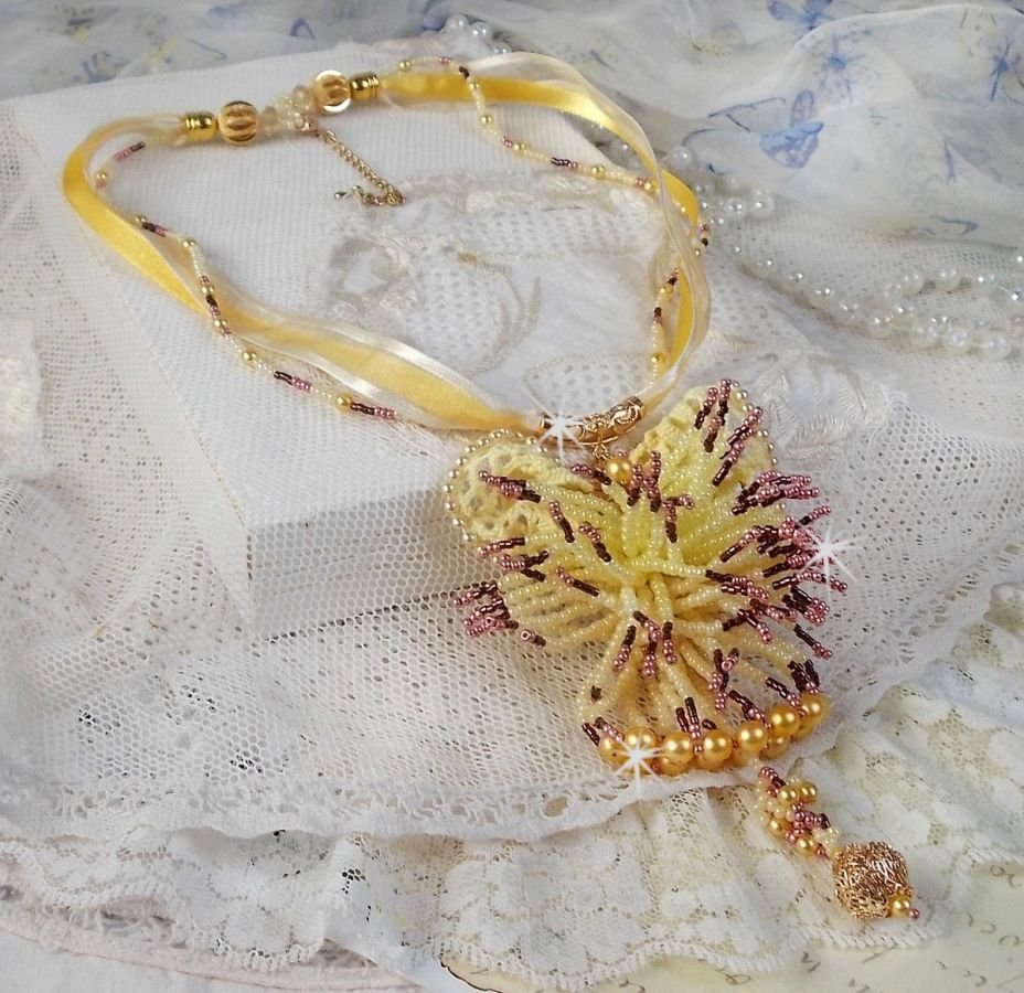 La Petite Robe Jaune hanger ketting met rocailles, Swarovski kralen en andere.