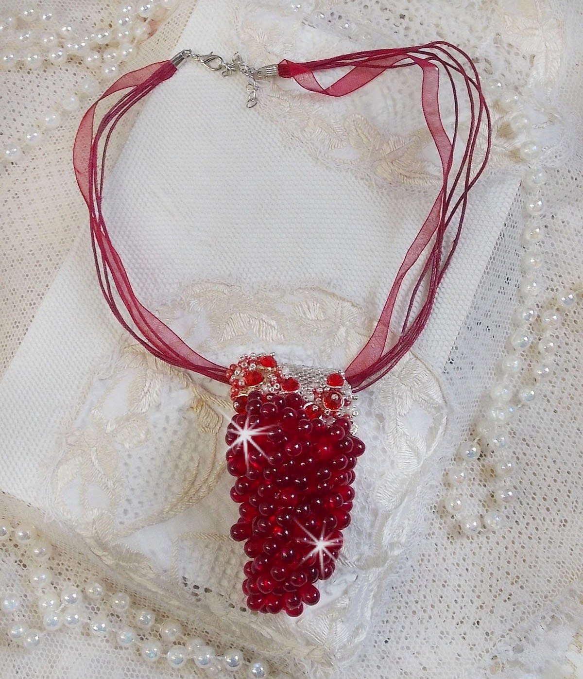 Tendre Rouge hanger ketting met rode glazen druppels, ronde facet kralen en parelmoer kralen