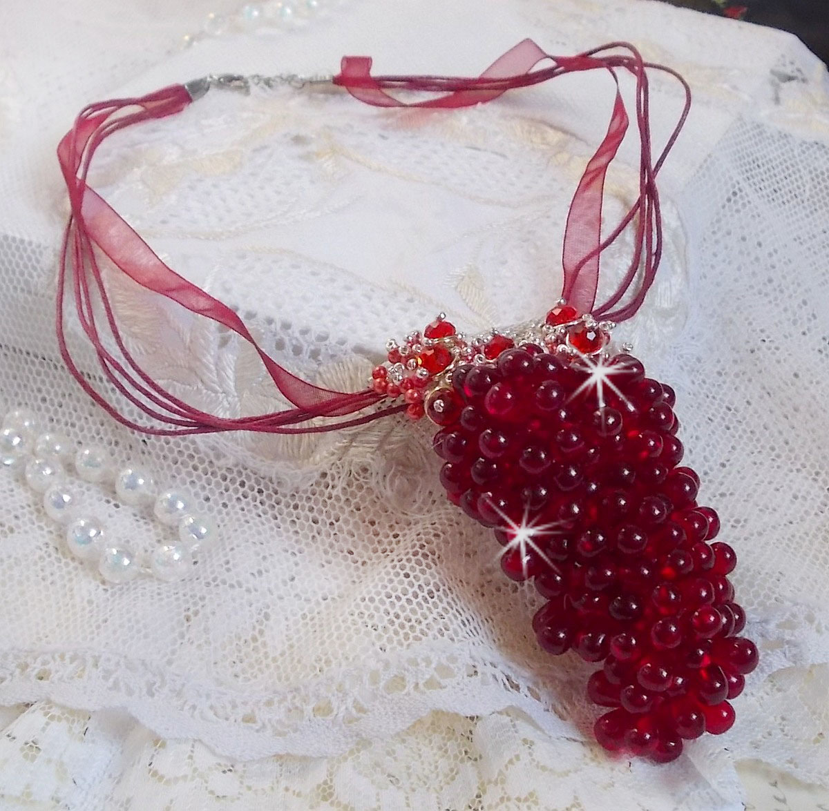 Tendre Rouge hanger ketting met rode glazen druppels, ronde facet kralen en parelmoer kralen