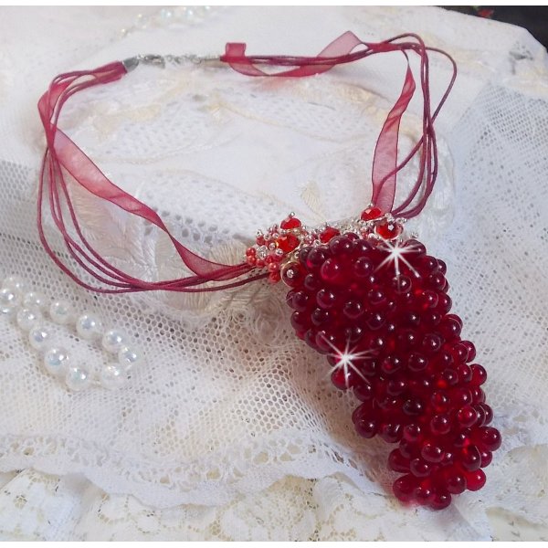 Tendre Rouge hanger ketting met rode glazen druppels, ronde facet kralen en parelmoer kralen