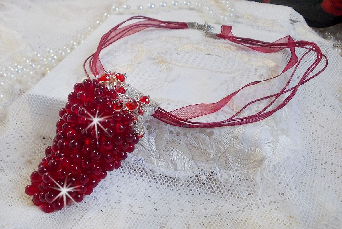 Tendre Rouge hanger ketting met rode glazen druppels, ronde facet kralen en parelmoer kralen
