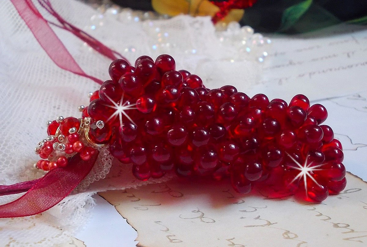 Tendre Rouge hanger ketting met rode glazen druppels, ronde facet kralen en parelmoer kralen