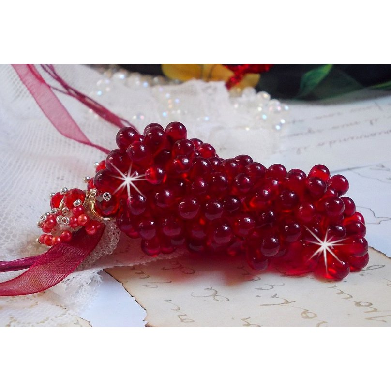 Tendre Rouge hanger ketting met rode glazen druppels, ronde facet kralen en parelmoer kralen