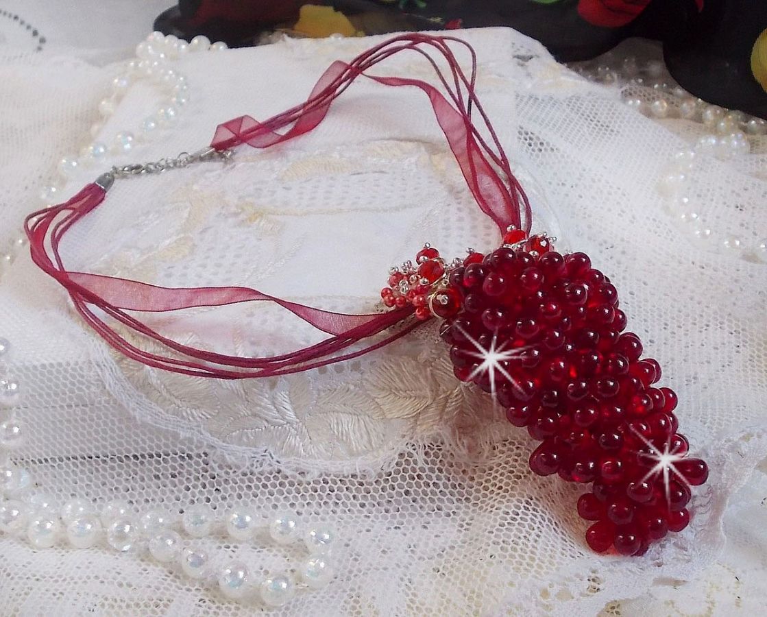 Tendre Rouge hanger ketting met rode glazen druppels, ronde facet kralen en parelmoer kralen