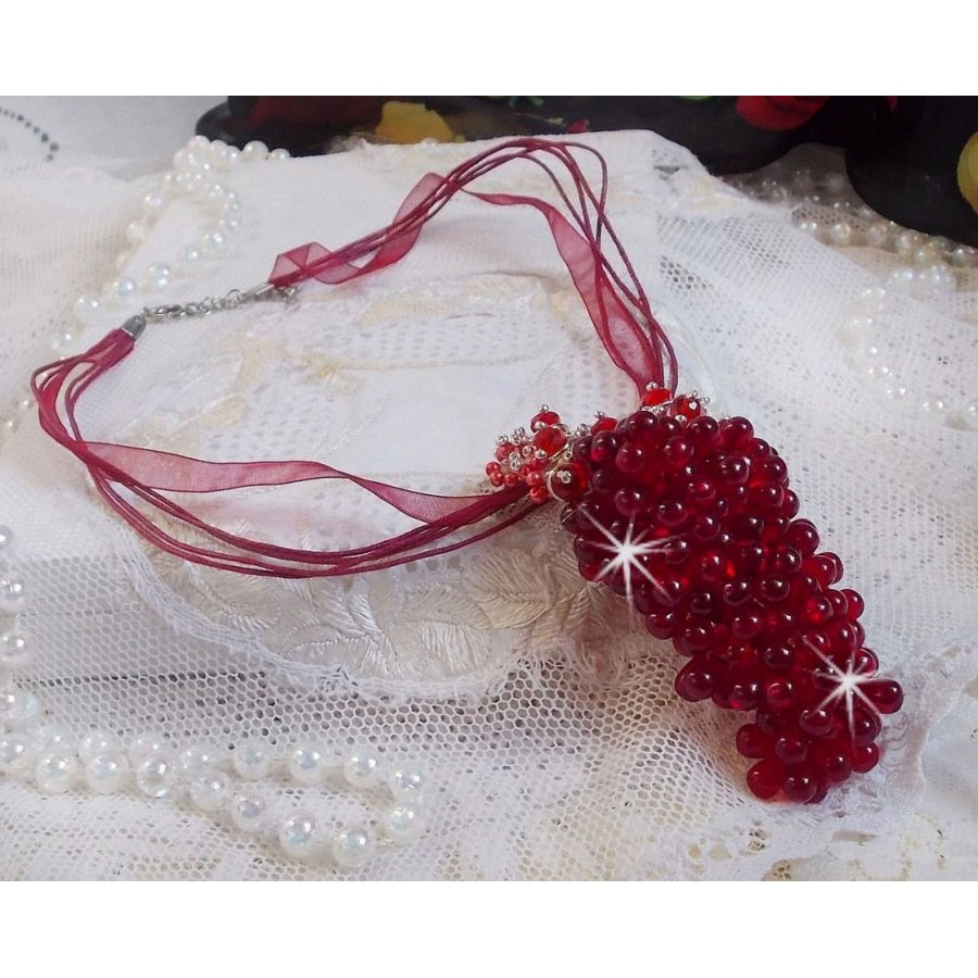 Tendre Rouge hanger ketting met rode glazen druppels, ronde facet kralen en parelmoer kralen