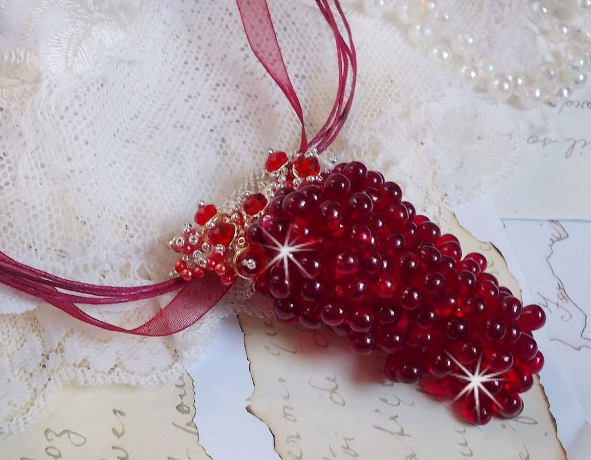 Tendre Rouge hanger ketting met rode glazen druppels, ronde facet kralen en parelmoer kralen