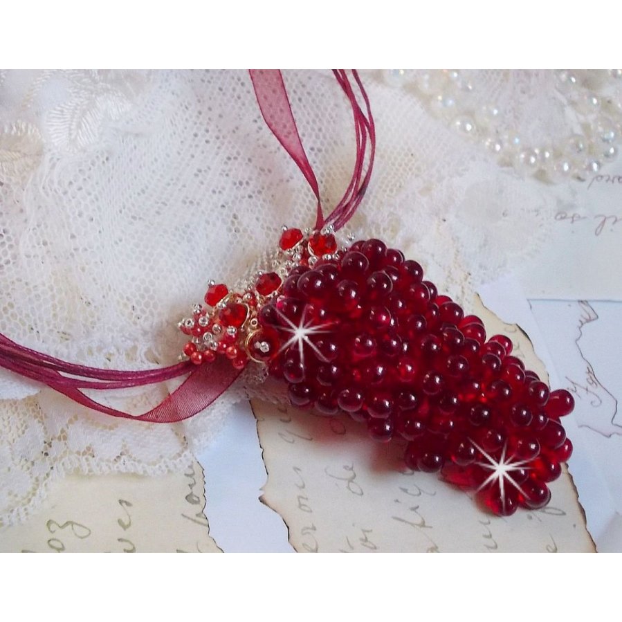 Tendre Rouge hanger ketting met rode glazen druppels, ronde facet kralen en parelmoer kralen