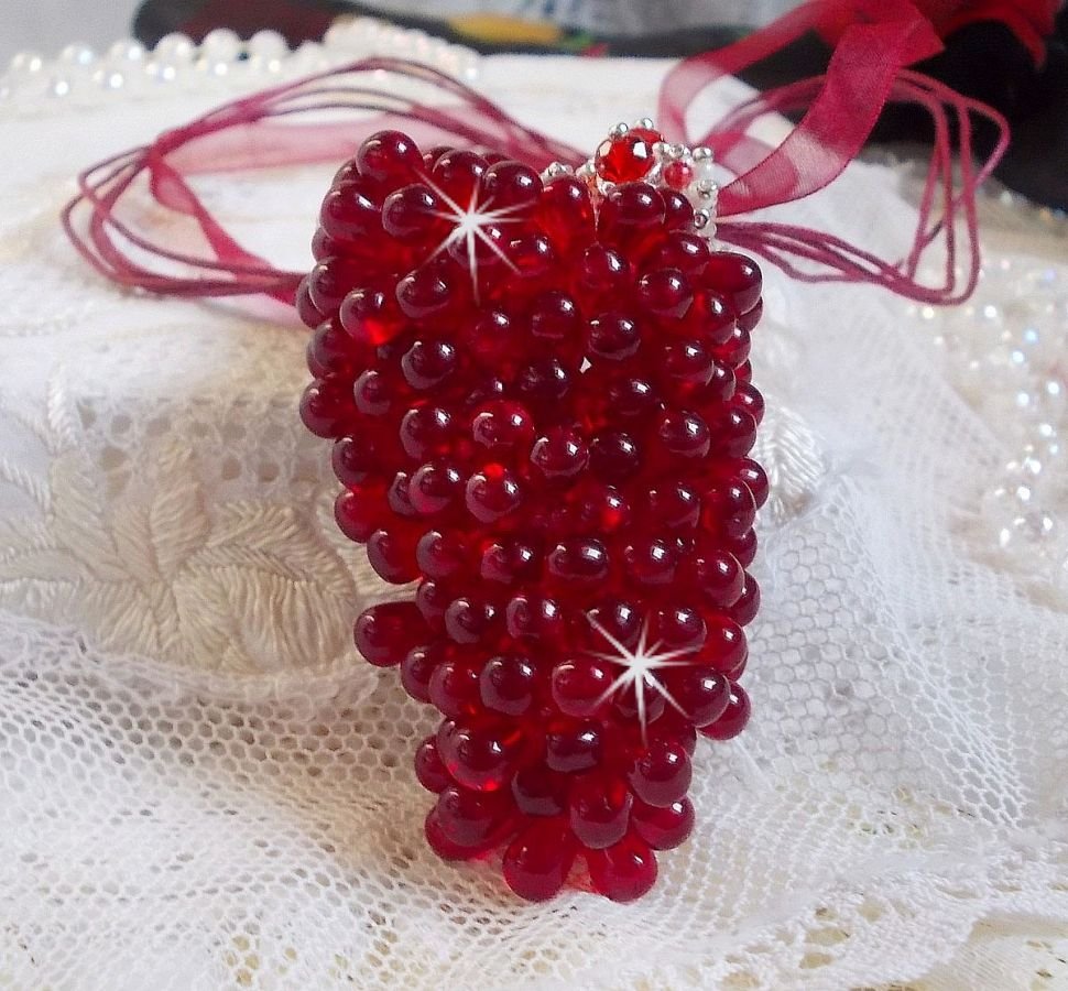Tendre Rouge hanger ketting met rode glazen druppels, ronde facet kralen en parelmoer kralen