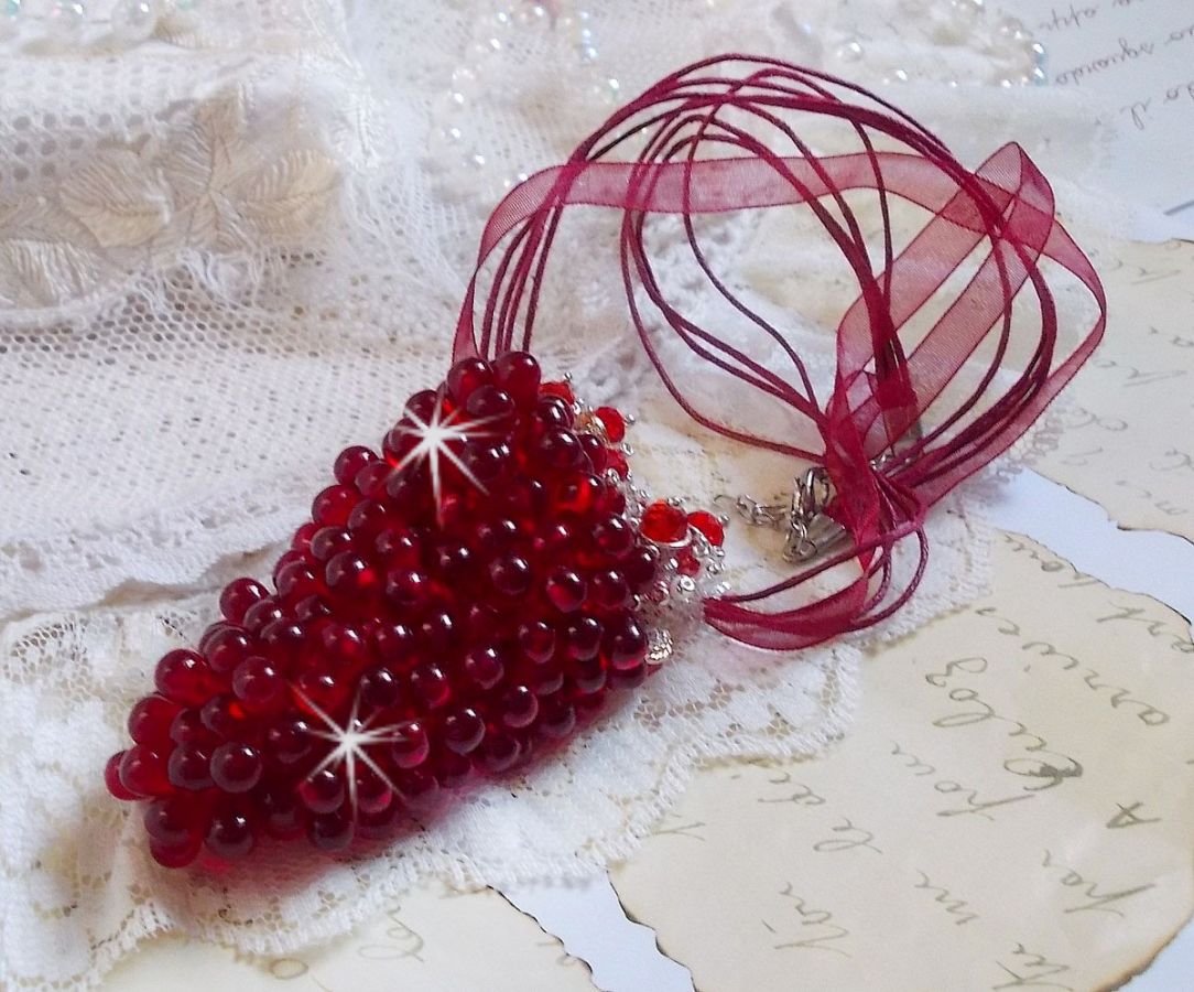 Tendre Rouge hanger ketting met rode glazen druppels, ronde facet kralen en parelmoer kralen