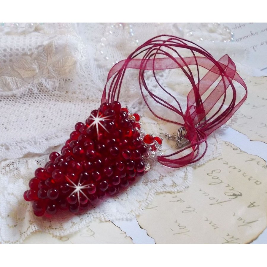 Tendre Rouge hanger ketting met rode glazen druppels, ronde facet kralen en parelmoer kralen