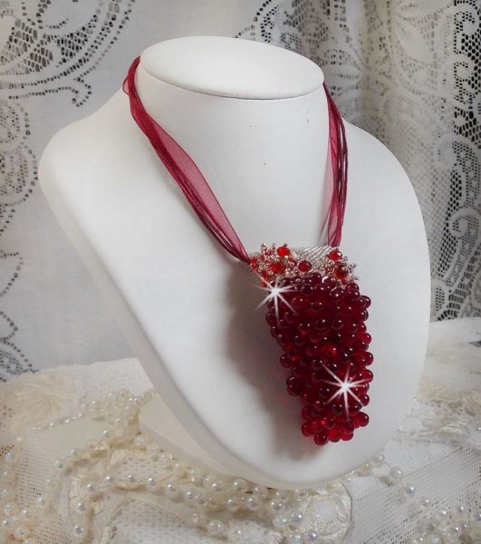 Tendre Rouge hanger ketting met rode glazen druppels, ronde facet kralen en parelmoer kralen