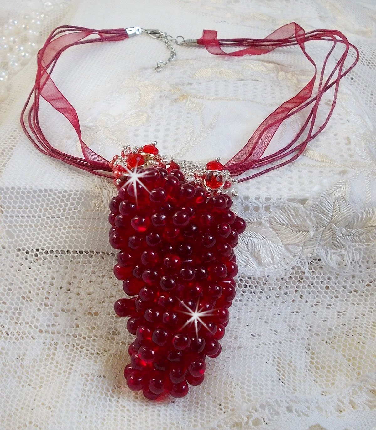 Tendre Rouge hanger ketting met rode glazen druppels, ronde facet kralen en parelmoer kralen