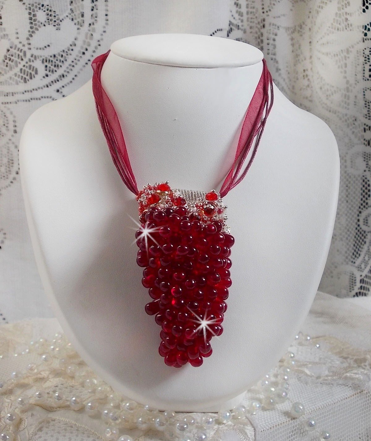 Tendre Rouge hanger ketting met rode glazen druppels, ronde facet kralen en parelmoer kralen