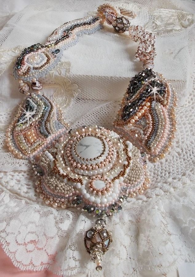 Angelique Marquise des Anges Haute-Couture ketting geborduurd met edelstenen en Swarovski-kristallen