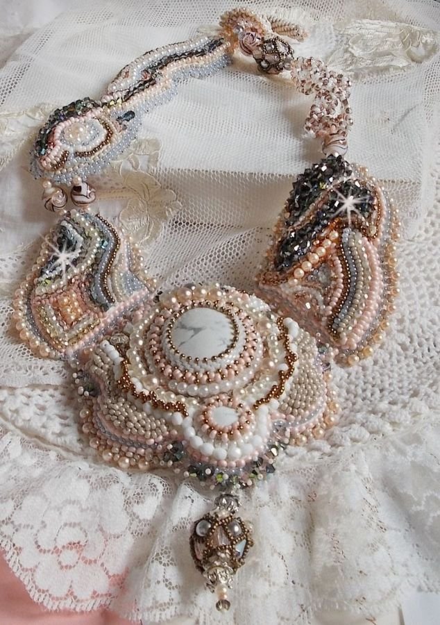 Angelique Marquise des Anges Haute-Couture ketting geborduurd met edelstenen en Swarovski-kristallen