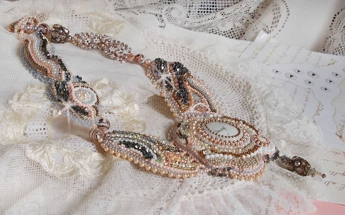 Angelique Marquise des Anges Haute-Couture ketting geborduurd met edelstenen en Swarovski-kristallen