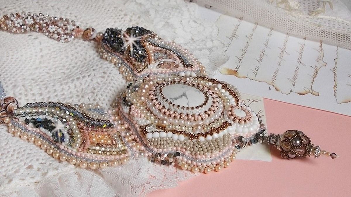 Angelique Marquise des Anges Haute-Couture ketting geborduurd met edelstenen en Swarovski-kristallen