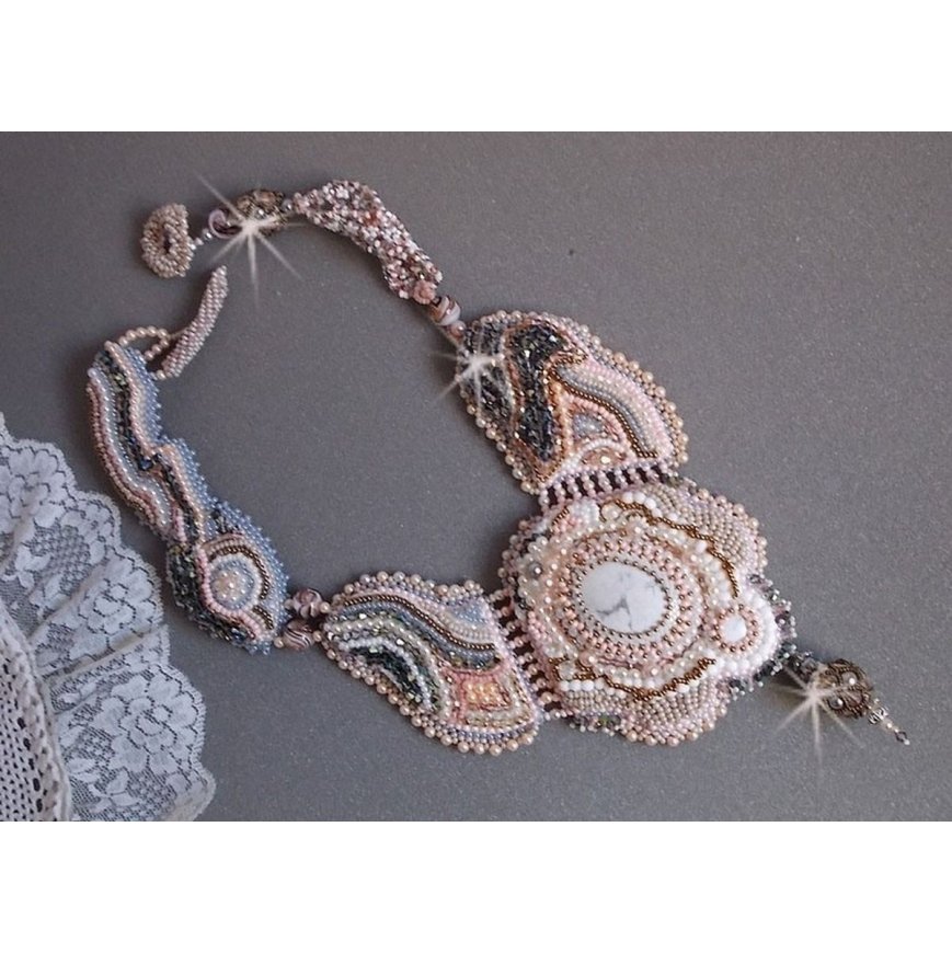 Angelique Marquise des Anges Haute-Couture ketting geborduurd met edelstenen en Swarovski-kristallen