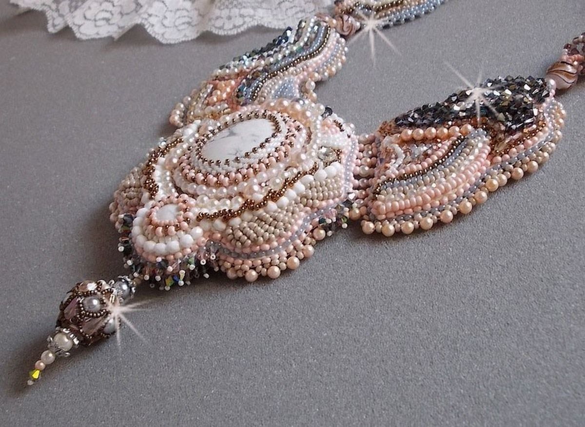 Angelique Marquise des Anges Haute-Couture ketting geborduurd met edelstenen en Swarovski-kristallen